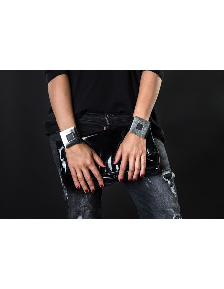 Czarna szeroka skórzana bransoleta damska z matowym kwadratem i magnetycznym zapięciem