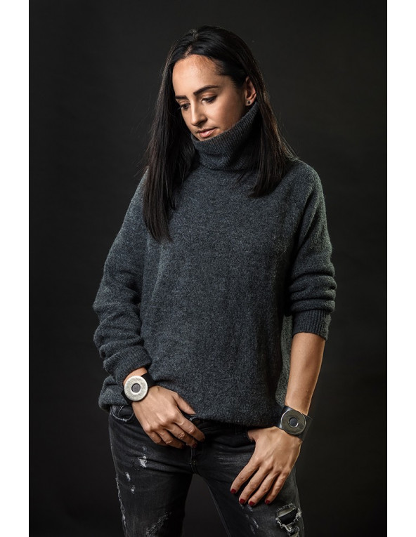 Szeroka czarna bransoleta ze skóry z matowym stalowym kołem i zapięciem magnetycznym