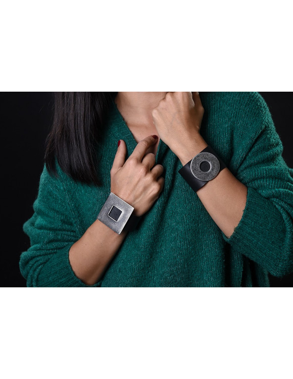 Czarna bransoleta skórzana ze stalowym kołem w kolorze srebra z magnetycznym zapięciem