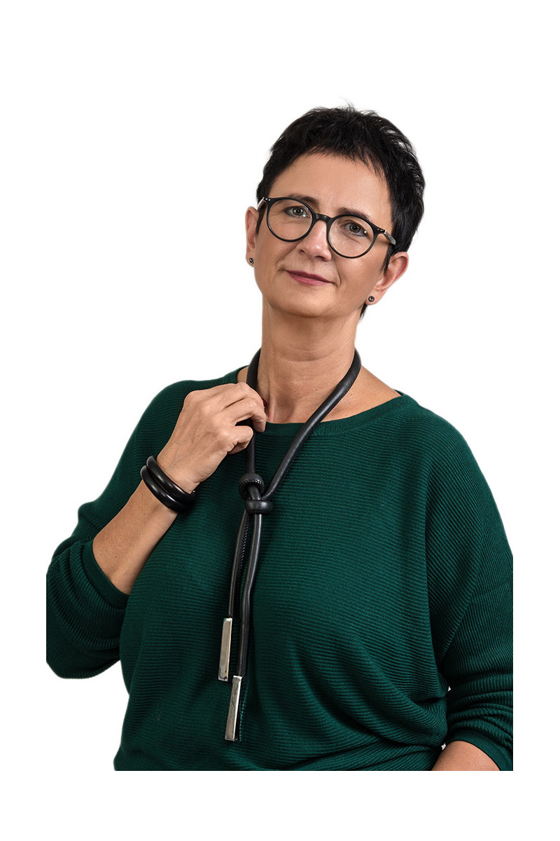 Skórzany naszyjnik z czarnego rzemienia z matowym prostokątnym elementem ze stali szlachetnej