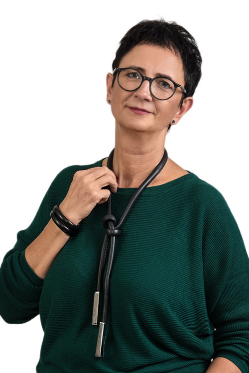 Skórzany naszyjnik z czarnego rzemienia z matowym prostokątnym elementem ze stali szlachetnej