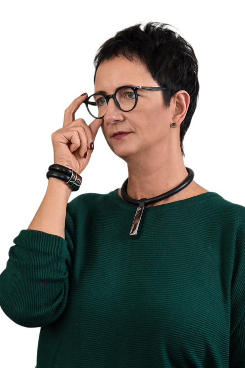 Skórzany naszyjnik choker z czarnego rzemienia z matową prostokątną zawieszką ze stali szlachetnej