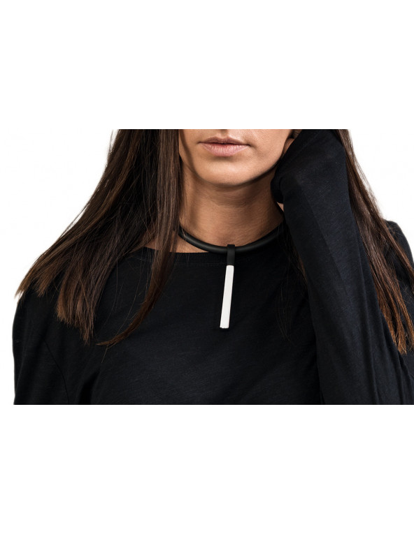 Kauczukowy naszyjnik choker z czarnego kauczuku z błyszczącą prostokątną zawieszką ze stali szlachetnej