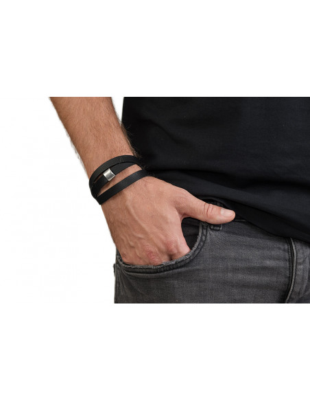 Czarna męska bransoleta skórzana z matowym elementem stalowym i zegarkowym zapięciem Czarna męska bransoleta skórzana z matowym elementem stalowym i zegarkowym zapięciem
