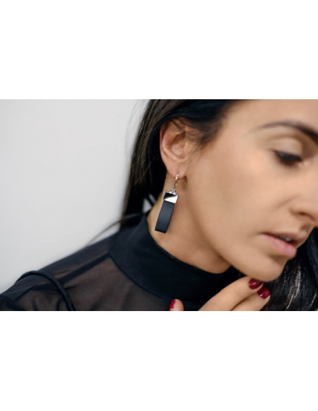 Ręcznie wykonane kolczyki ze skóry i srebra pr.925 w nowoczesnym stylu