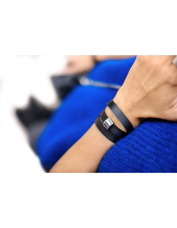 Czarna skórzana bransoleta z błyszczącym stalowym elementem i zegarkowym zapięciem