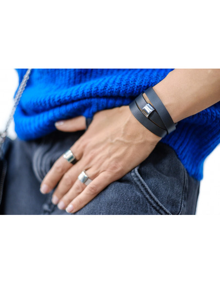 Czarna skórzana bransoleta z matowym stalowym elementem i zegarkowym zapięciem