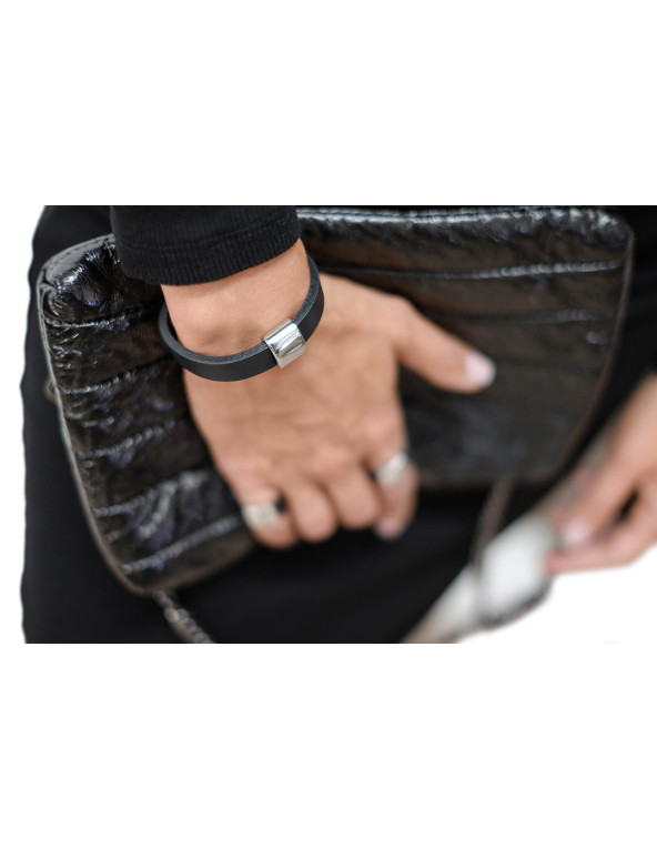 Czarna bransoleta skórzana z błyszczącym stalowym akcentem i regulowanym zapięciem.