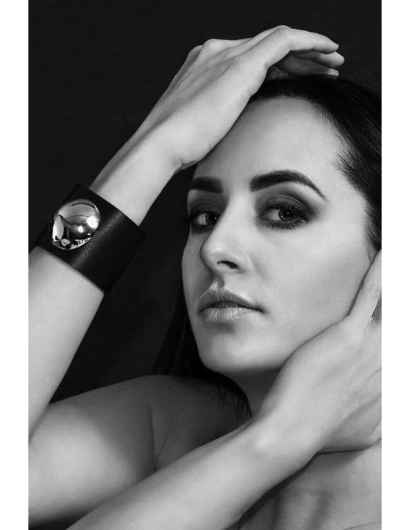 Szeroka czarna bransoleta ze skóry z błyszczącą półkulą ze stali