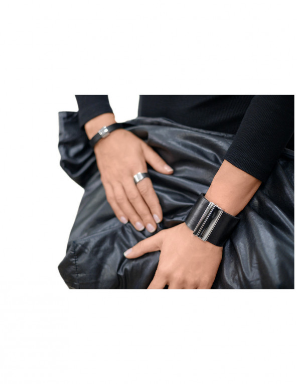 Czarna szeroka bransoleta ze skóry i pozłacanej stali szlachetnej z błyszczącym złotym zapięciem