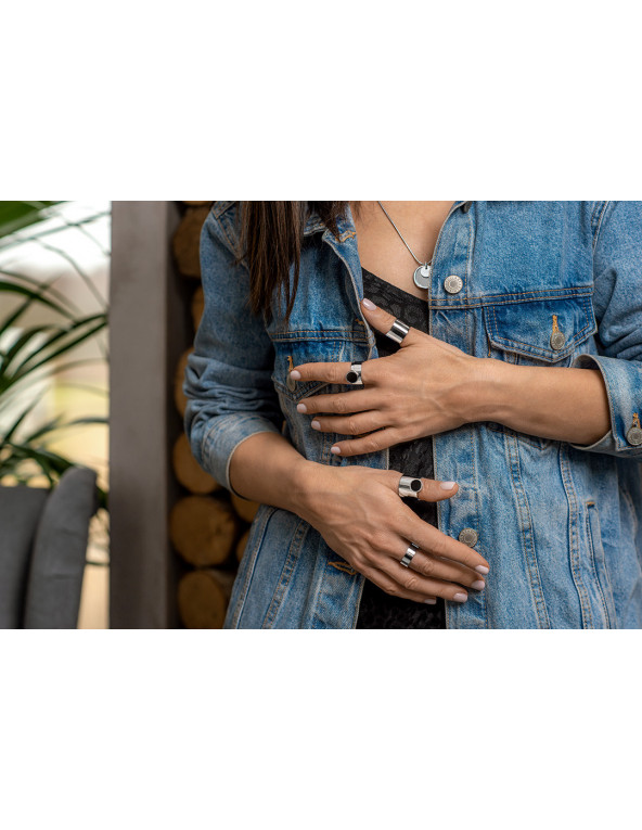 Pierścionek 2w1 ze stali szlachetnej – szeroka obrączka i pierścionek z czarnym oczkiem.