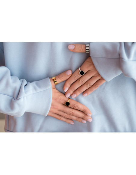 Pierścionek z pozłacanej stali szlachetnej z czarnym oczkiem