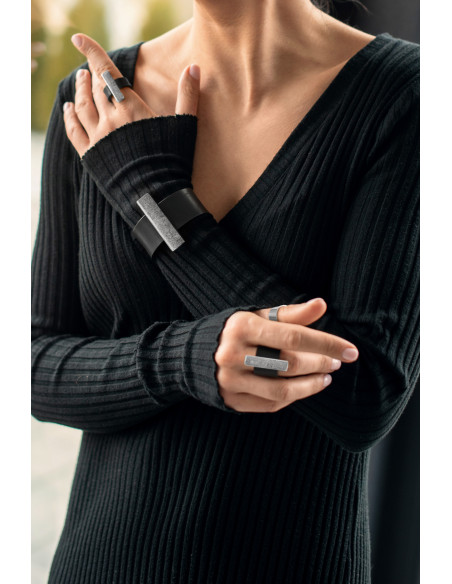 Pierścionek ze skóry i stali szlachetnej – szeroki, czarny, ręcznie wykonany Pierścionek ze skóry i stali szlachetnej – szeroki, czarny, ręcznie wykonany