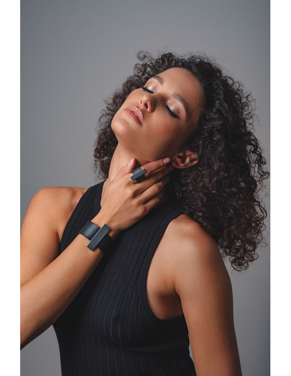 Szeroki pierścionek ze skóry i błyszczącej stali szlachetnej – ręcznie wykonany