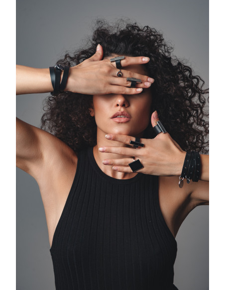 Pierścionek ze skóry i stali szlachetnej – szeroki, czarny, ręcznie wykonany Pierścionek ze skóry i stali szlachetnej – szeroki, czarny, ręcznie wykonany