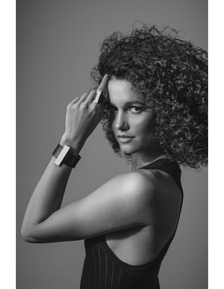 Pierścionek ze skóry i matowej stali szlachetnej – szeroki, czarny, ręcznie wykonany