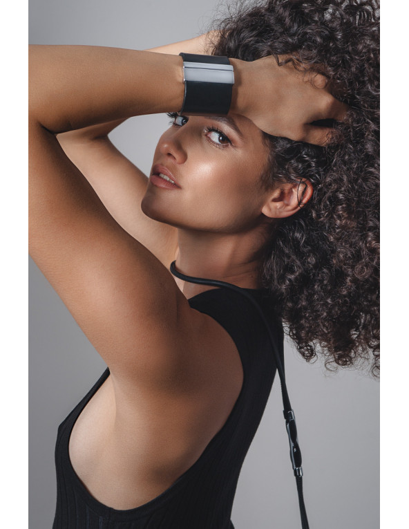 Czarna szeroka bransoleta ze skóry z błyszczącym zapięciem ze stali szlachetnej