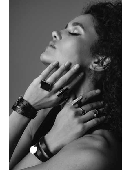 Czarna skórzana bransoleta z dziurkami i złotymi zawieszkami