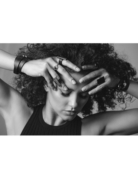 Czarna skórzana bransoleta z zawieszkami ze błyszczącej stali i regulowanym zapięciem