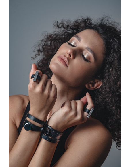 Czarna skórzana bransoleta z zawieszkami i złotym zapięciem