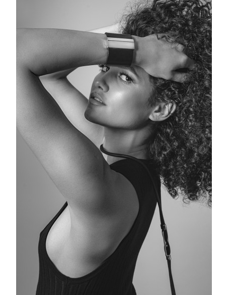 Czarna szeroka bransoleta ze skóry i pozłacanej stali szlachetnej z błyszczącym złotym zapięciem