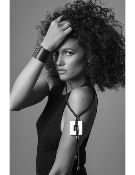 Czarna szeroka bransoleta ze skóry i pozłacanej stali szlachetnej z błyszczącym złotym zapięciem