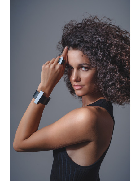 Czarna bransoleta ze skóry naturalnej z błyszczącym stalowym elementem i stalowym magnetycznym zapięciem