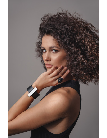 Czarna bransoleta ze skóry naturalnej z błyszczącym stalowym elementem i stalowym magnetycznym zapięciem