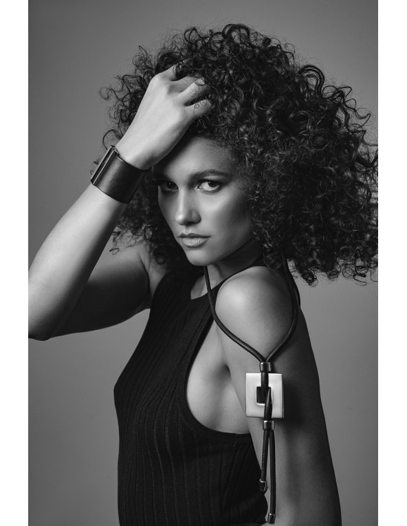 Skórzany naszyjnik z czarnego rzemienia z matową zawieszką w formie kwadratu ze stali szlachetnej