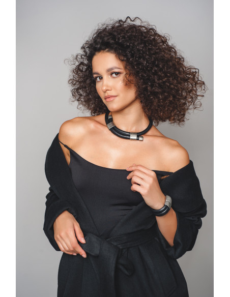 Regulowany skórzany choker z czarnego rzemienia z błyszczącym elementem ze stali szlachetnej