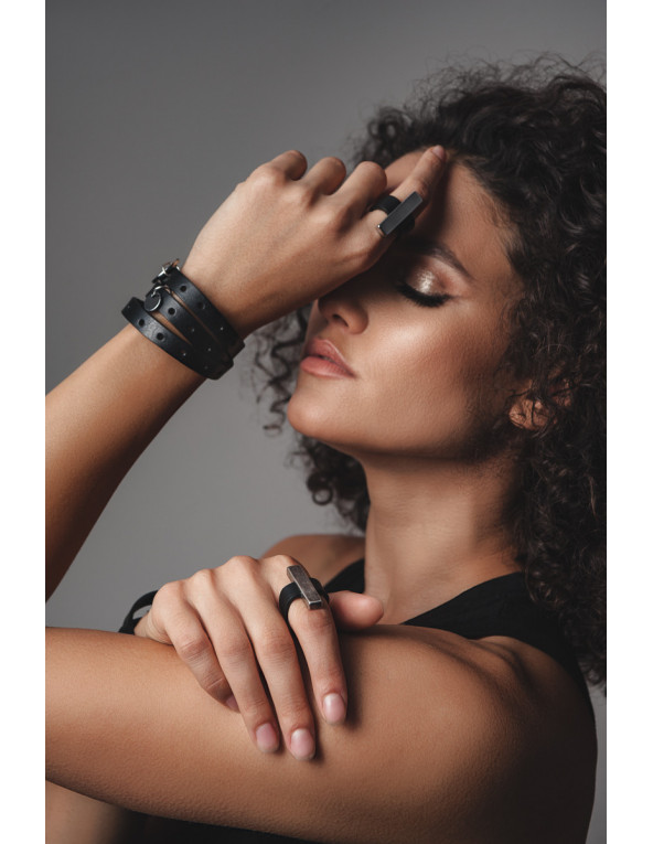 Czarna bransoleta skórzana z dziurkami i zapięciem zegarkowym