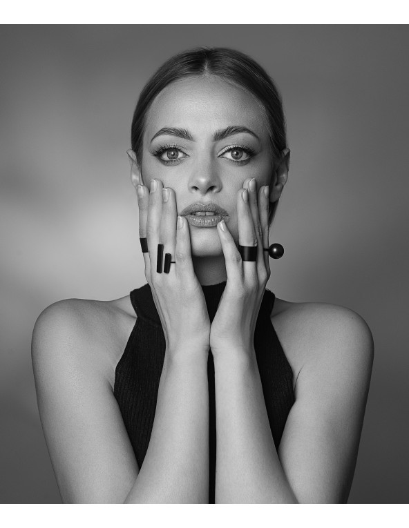 Regulowany pierścionek z czarnej matowej stali szlachetnej