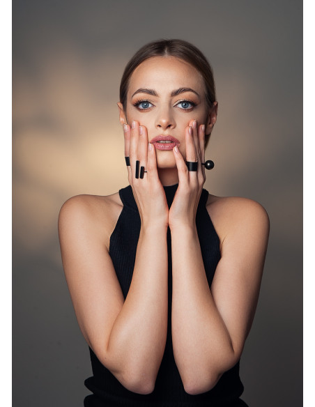 Regulowany pierścionek z czarnej matowej stali szlachetnej