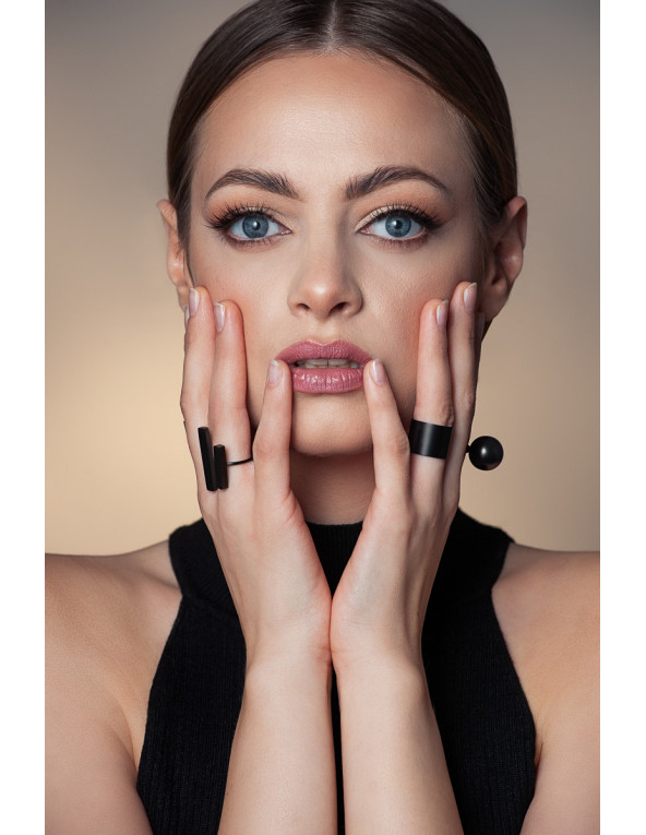 Szeroka czarna matowa obrączka ze stali szlachetnej