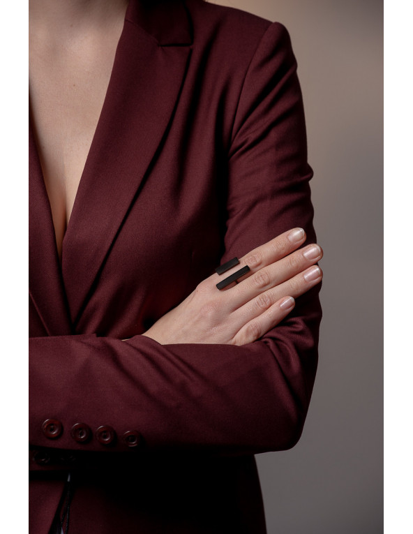 Regulowany pierścionek z czarnej matowej stali szlachetnej