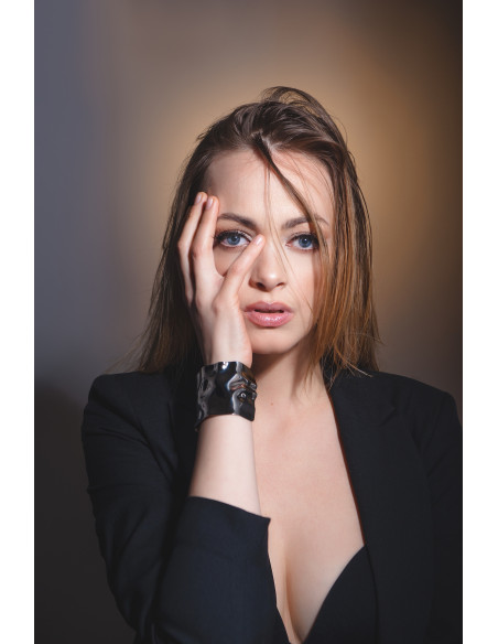 Szeroka bransoleta z gniecionej stali szlachetnej o błyszczącym wykończeniu