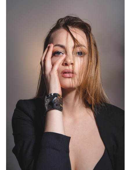 Szeroka bransoleta z gniecionej stali szlachetnej o błyszczącym wykończeniu