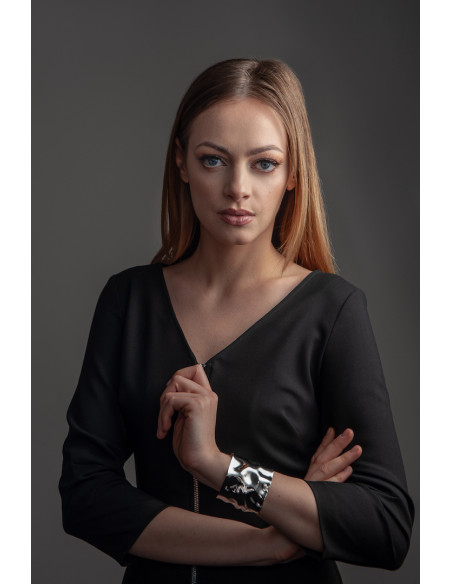 Szeroka bransoleta z gniecionej stali szlachetnej o błyszczącym wykończeniu