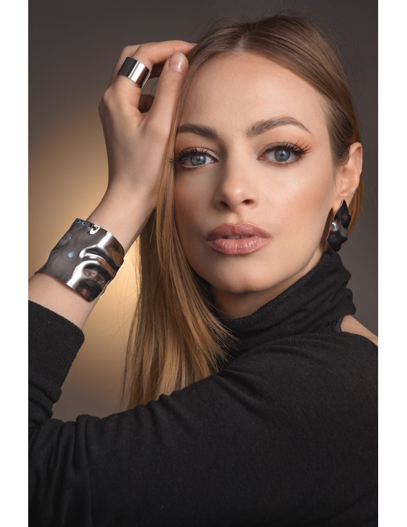 Szeroka bransoleta z gniecionej stali szlachetnej o błyszczącym wykończeniu