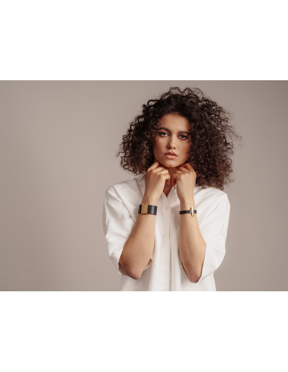 Czarna bransoleta ze skóry i pozłacanej stali z błyszczącym zapięciem