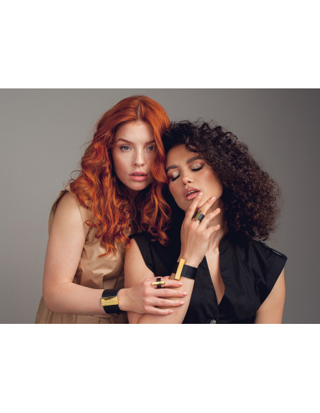 Czarna szeroka bransoleta ze skóry i pozłacanej stali szlachetnej z błyszczącym złotym zapięciem