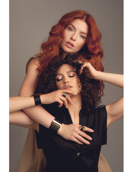 Czarna szeroka bransoleta ze skóry i pozłacanej stali szlachetnej z błyszczącym złotym zapięciem