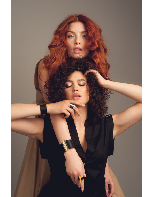 Czarna szeroka bransoleta ze skóry i pozłacanej stali szlachetnej z błyszczącym złotym zapięciem