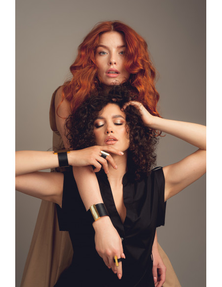 Czarna szeroka bransoleta ze skóry i pozłacanej stali szlachetnej z błyszczącym złotym zapięciem