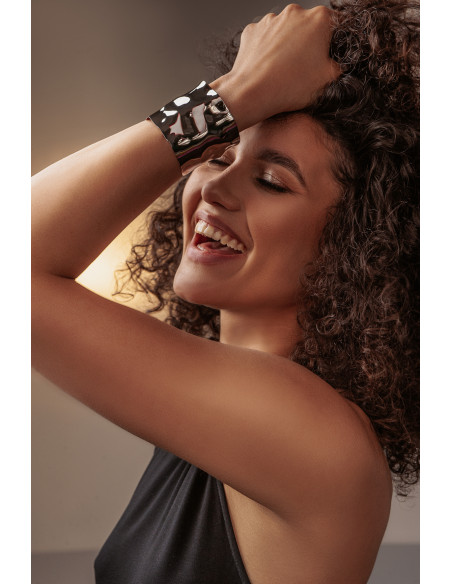 Szeroka bransoleta z gniecionej stali szlachetnej o błyszczącym wykończeniu