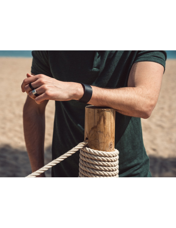 Męski pierścionek ze skóry i satynowanego srebra pr. 925 – czarny, nowoczesny