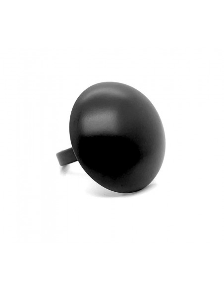 Pierścionek z czarnej matowej stali szlachetnej w formie półkuli