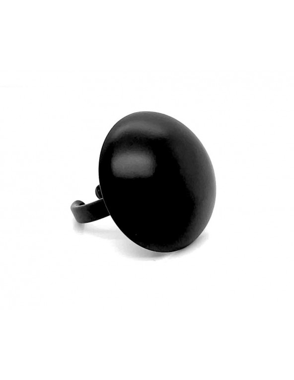 Pierścionek z czarnej matowej stali szlachetnej w formie półkuli