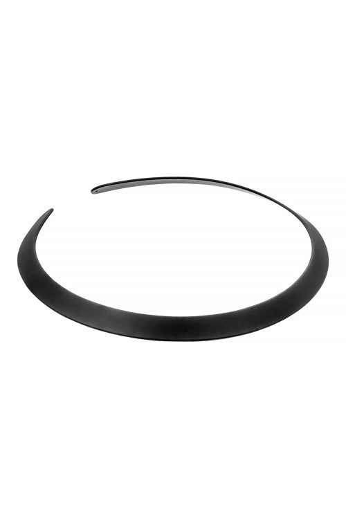 Czarny matowy choker ze stali szlachetnej na białym tle