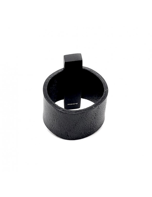 Szeroki pierścionek ze skóry i matowej czarnej stali szlachetnej – ręcznie wykonany